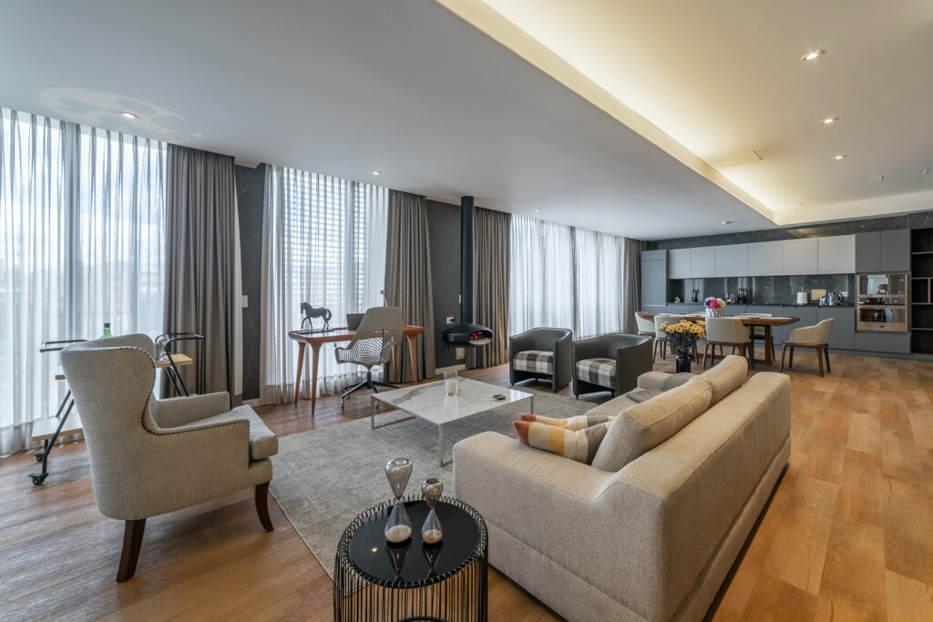 Sala, comedor, cocina del Air House, Cassa Luxury Homes, Bogotá, Colombia.