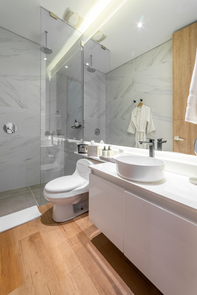 Baño del Penthouse 94M, Cassa Luxury Homes, Bogotá, Colombia.
