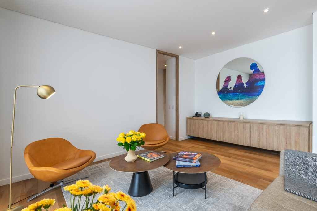 Sala del Penthouse 94M, Cassa Luxury Homes, Bogotá, Colombia.