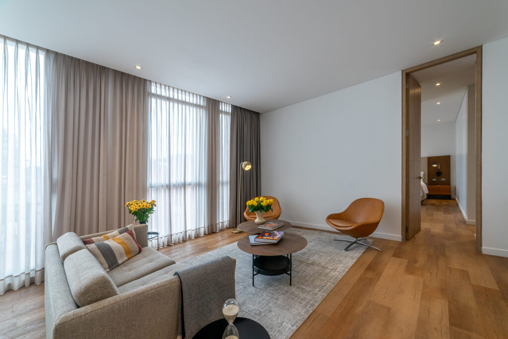 Sala del Penthouse 94M, Cassa Luxury Homes, Bogotá, Colombia.