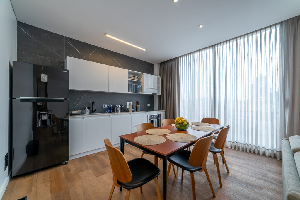 Comedor y cocina del Penthouse 94M, Cassa Luxury Homes, Bogotá, Colombia.