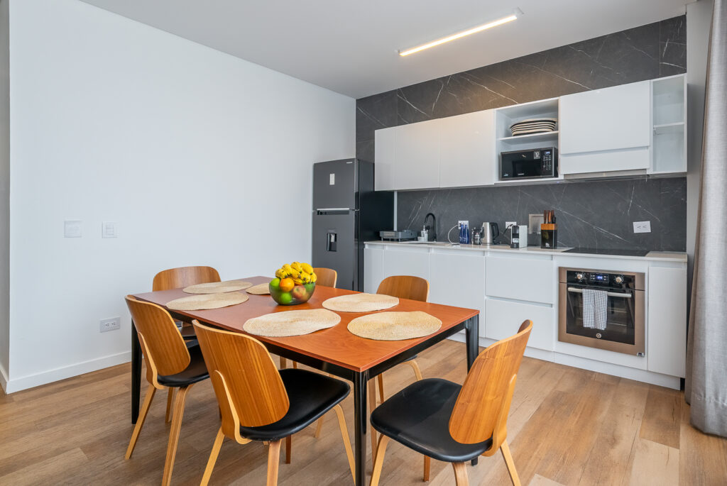 Comedor y cocina del Penthouse 94M, Cassa Luxury Homes, Bogotá, Colombia.