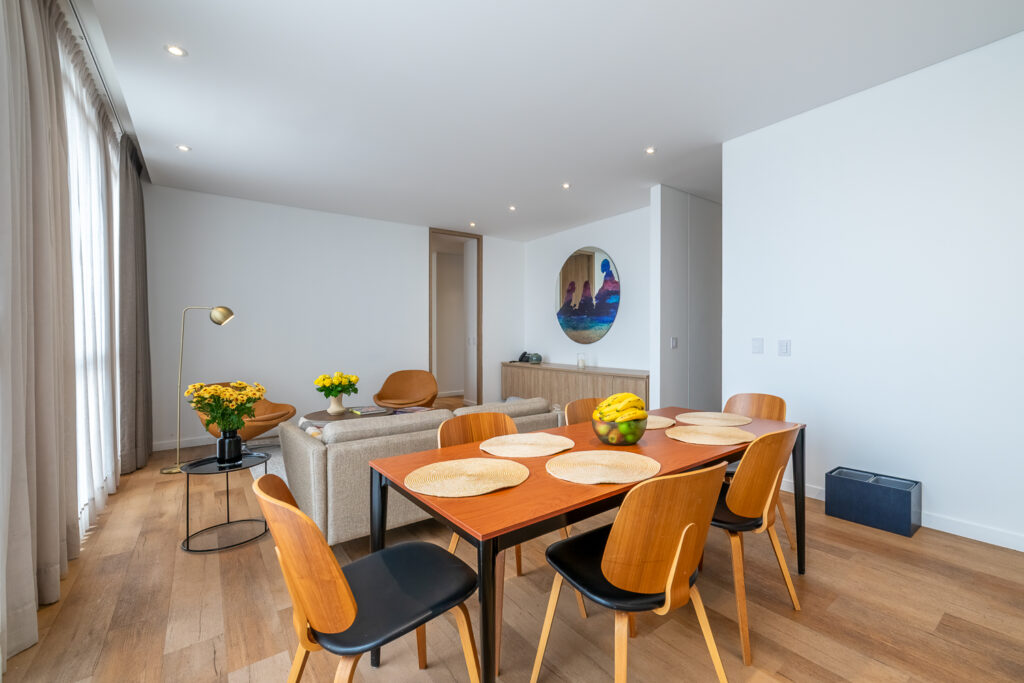 Sala y comedor del Penthouse 94M, Cassa Luxury Homes, Bogotá, Colombia.