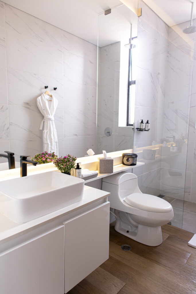 Baño del Penthouse 94M, Cassa Luxury Homes, Bogotá, Colombia.