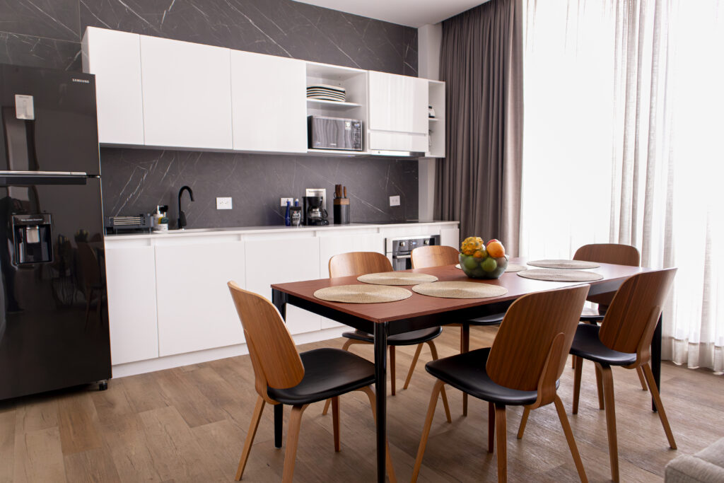 Comedor y cocina del Penthouse 94M, Cassa Luxury Homes, Bogotá, Colombia.